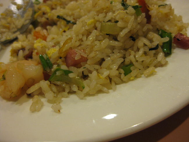 ココパームガーデンビーチからホテルに戻ると<br />外は雨。<br /><br />雨が少し弱くなった隙間に夕食へ。<br /><br />前回（３年前）に入って、美味しかった記憶のある中華のお店「頂泰豊」さんへ。<br /><br />ホテルに置いてある情報誌のクーポンを持参すると、<br />小龍包が一皿サービスでした！<br /><br />チャーハン、蝦しゅうまい、ワンタンスープ、<br />きしめんと呼ばれていたけど全然きしめんじゃない牛肉やきそば（※でも焼きそばでもないなぁ〜）・・<br />もちろん小龍包、<br /><br />やっぱりどれも美味しかったです！<br /><br />