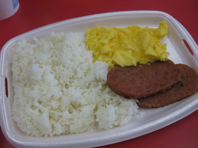 2009.08.22<br /><br />２日目の朝はシンプルに、ホテル下のマクドナルドへ。<br />写真はＳＰＡＭの朝セット。<br />お醤油もついてきました。<br />泳ぎ疲れのグアムの朝には<br />この塩けと白いご飯！<br />体に沁みていきます。<br /><br />子どもたちはた〜っぷりメイプルＳをかけて<br />ホットケーキと<br />チキンをはさんだマフィン（？）<br />