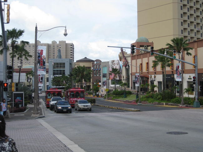 さて、<br />バスに乗っていざＫマートへ。<br /><br />グアムプラザはバス利用もホント便利だぁー。