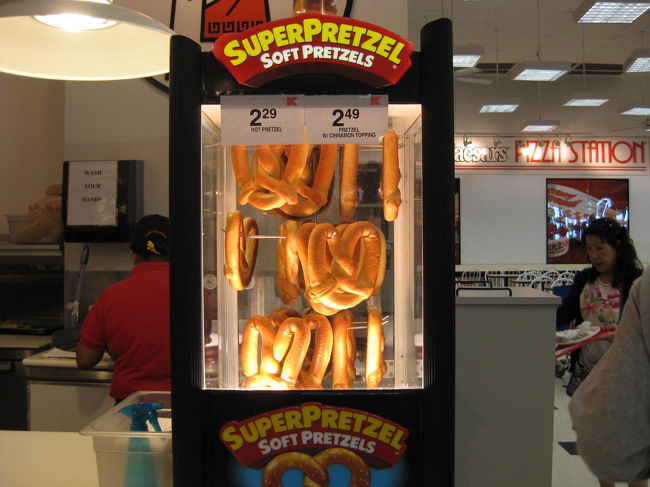 Ｋマートでショッピング。<br />フードコートでちょっと休憩。<br />ピザ、サンドイッチ、やけにおいしかったです。<br />みんな、ぺろりと食べてしまって写真なし。<br />m(_ _)m<br /><br />なんでもあるＫマート、<br />今回は薬なんかもゆっくり見ました。(^.^)<br />鎮痛薬やなんかもかわいくて・・！（？）<br />チュアブルのオレンジ味なんかも購入。<br />よく眠れそうなお薬や、<br />タイレノールも種類豊富〜。<br /><br />しまったな・・もっともっと買い込んでくればよかったな。