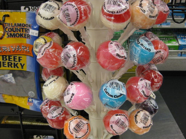 各レジ前には、<br />子供たちを惹き付けて止まないキャンディの塔。<br />1本60¢。