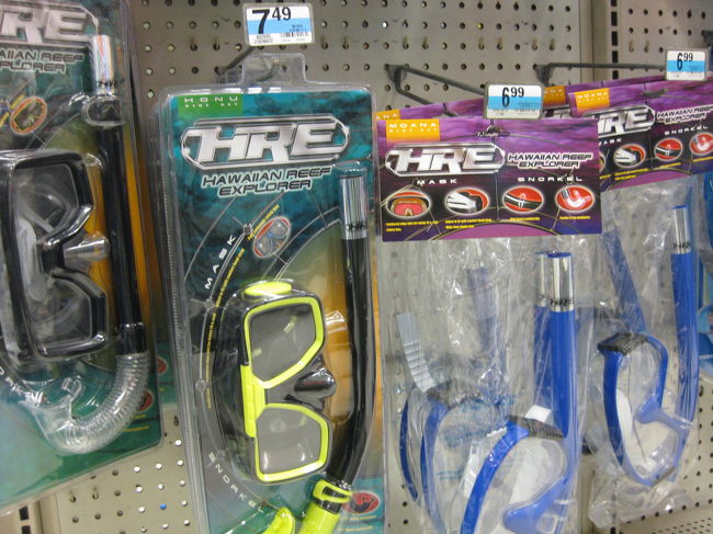 Ｋマート。<br /><br />マリングッズもお安く調達できそうです。<br />シュノーケルのマスクなんかは10＄以下〜。<br />子供用ゴーグルは１＄台〜！<br />