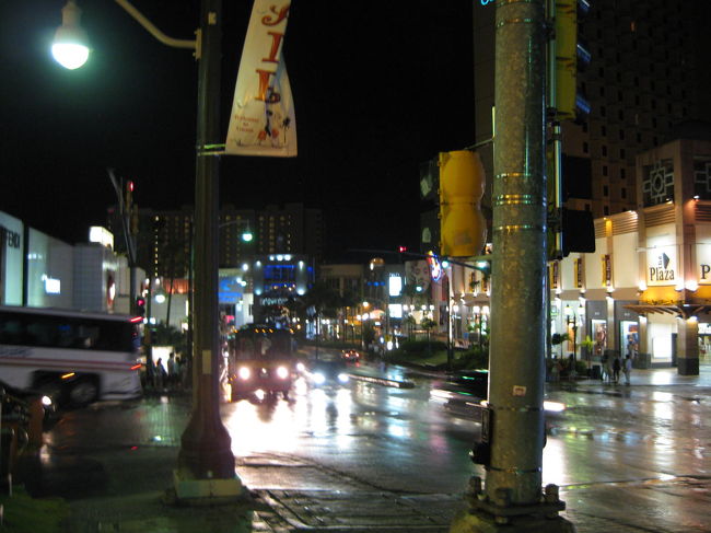 この日、夜は雨降り。<br />雨季にグアムへ来たのは初めてだったので、<br />どうなる事かと心配しましたが、<br />たまたまなのか、夜にザ〜っと降って、<br />朝〜午後は晴れている、そんな日が多かったです。<br />