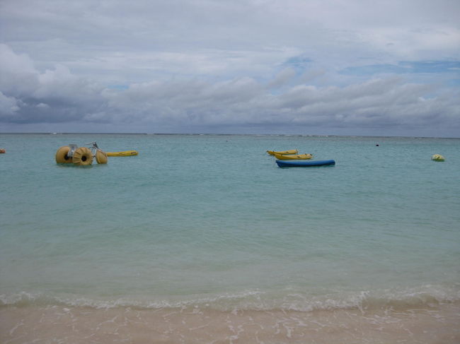 2009.08.23<br /><br />タモンビーチを朝の散歩。<br /><br />「しまった〜、水着着てくればよかったかもね。」<br />「もう泳いでるね〜。」<br />「でも、今日はとにかく、Ｔａｚａだからね。」<br />「そうそう！」<br />　<br />　(^.^)／<br /><br />膝までは波に浸かっちゃおう〜！<br />