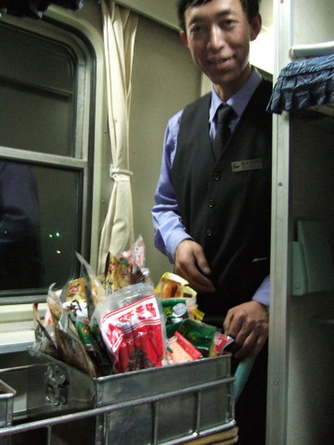 車内販売。男性がやってるんですね・・・もうすでに夕食を済ませて乗り込んだので、お腹すいてません。