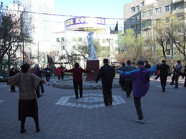 皆さん朝から元気に公園で体操です。