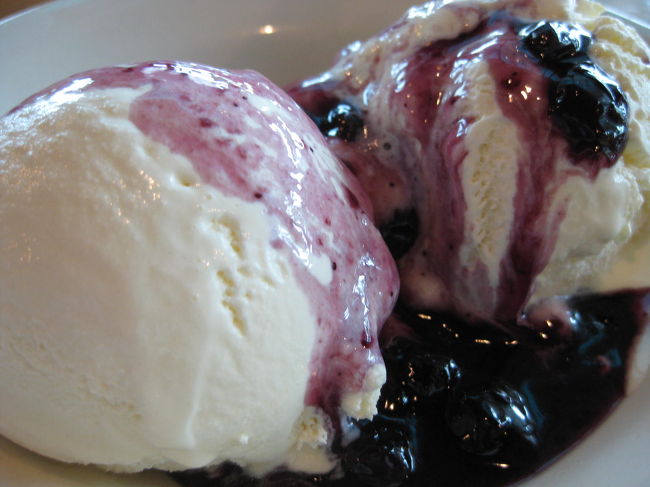 早めの夕食はカプリチョーザ。<br />わざわざグアムで行かなくても・・・と<br />解っていても毎回結局行ってしまう。<br /><br />でもやっぱりね、日本より量は多い気がします。<br /><br />アイスクリーム、ＨＯＴブルーベリーソース掛け！<br />最高！<br />