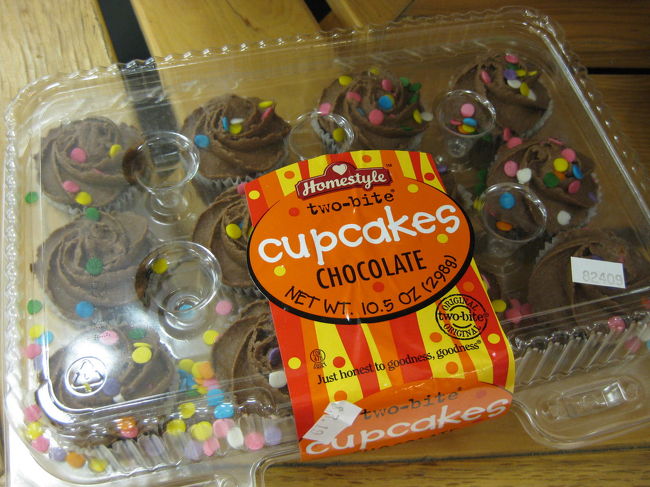 あれもこれも・・う〜！<br />一口食べてみたい〜！<br /><br />全部買うわけにいかないのですから。<br />見るだけ・・・見るだけ・・・。<br />写真にパチリ！