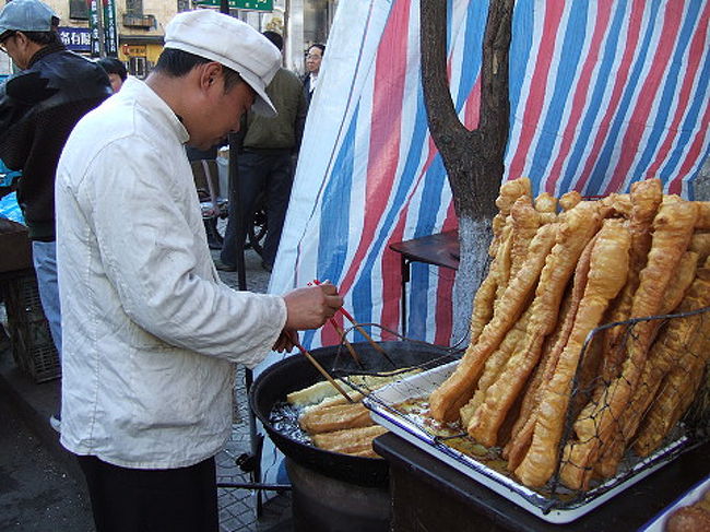 豆乳につけて食べる揚げパンですね。私はこれをラーメンに浸して食べるのが好き。かつてこれを食べ過ぎて太ってしまった経験が・・・。