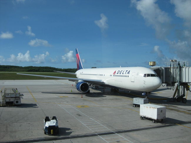 2009.08.24<br /><br />朝７時過ぎ、ホテルロビー集合。<br />バスで空港へ。<br />今日は気持ちのいいお天気。<br />このいい空ともお別れ・・・。<br /><br />帰りの空港は、切ないな。<br />こんな風に晴れていると、<br />なんだか余計にさびしいものですね。