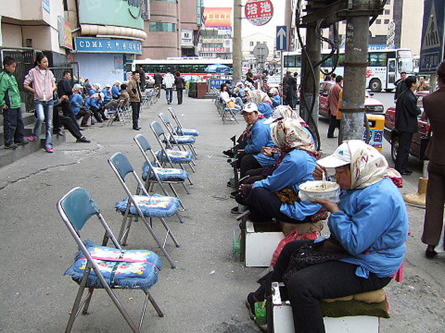 靴みがきのおねえさんたち。待ち時間にモリモリ食べてますね。