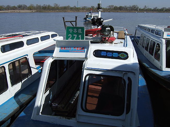 この船で松花江の対岸に渡ってみる。