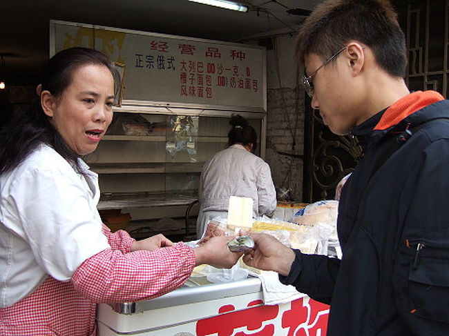地元で人気のアイスを食べてみる。美味しいけど、寒い。