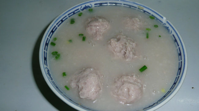 猪肉丸粥（豚肉団子入り粥）。<br />めちゃめちゃウマい！<br />これは、約250円。