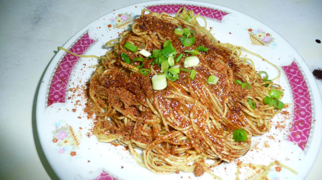 今日の夕食は、「祥記麺家」へ。<br />エビの卵をたっぷり振りかけた、シコシコした麺が不思議なウマさ。<br />蝦&#31869;撈麺、約250円。