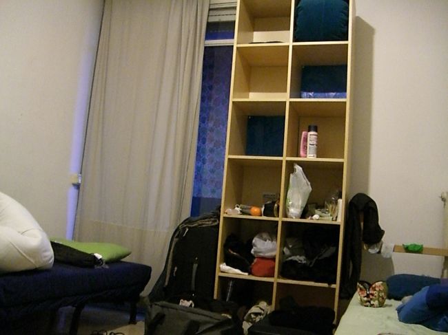 成田から約１５時間やっとバルセロナの空港につきました。が、しかーし、待っても待ってもわたしのバックパックがでてこない!?どこ行ったー（泣）<br />まわりを見渡すと心配そうな顔した人がちらほら。どうもロストバゲージしたらしいです。<br />最初から落とし穴。。。<br />まあしょうがない。明日宿に届けてくれるっていうし夜はこわいからはやく宿に向かいます。