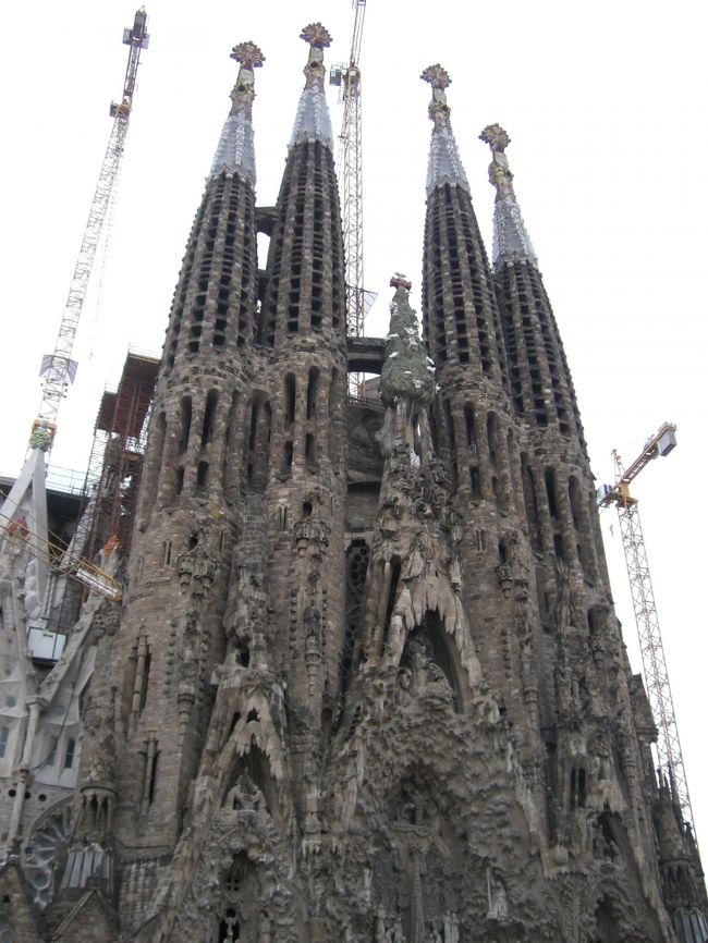 翌日気持ちを切り替えて観光しますか！ってことで、ルームメイトの方と一緒にかのサグラダ・ファミリアへ☆地下鉄を降りるとすぐそこにありました。<br />ひとつひとつが細かいうえ、曲線で今までみたことがないような建築。