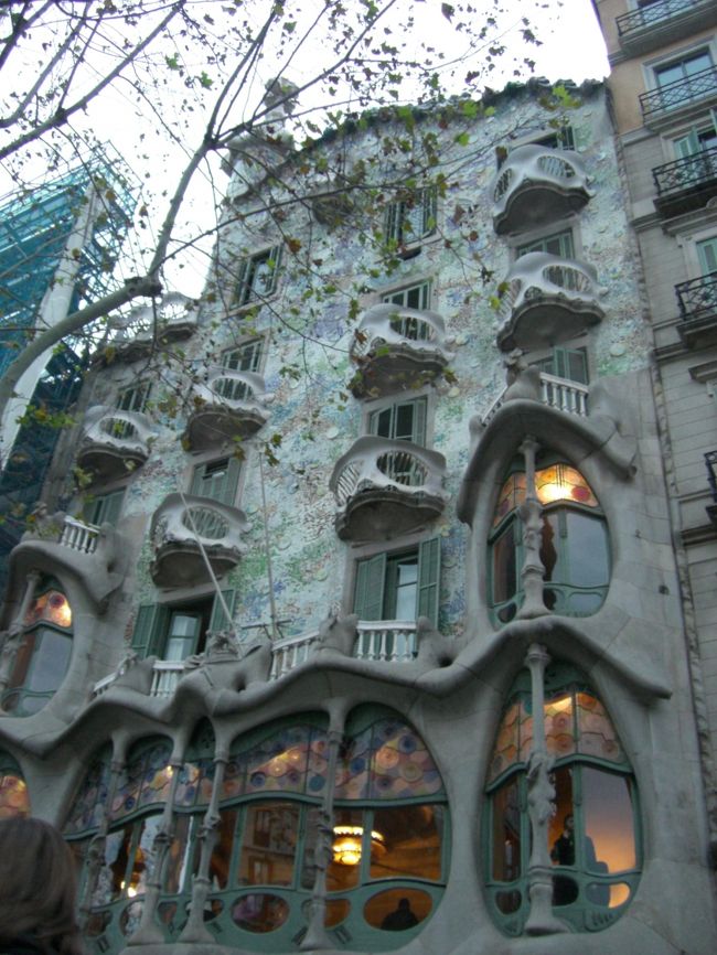 あのガウディの建築物が街の中に普通に建っているのがとっても不思議。夕方になりライトもつきだしました。