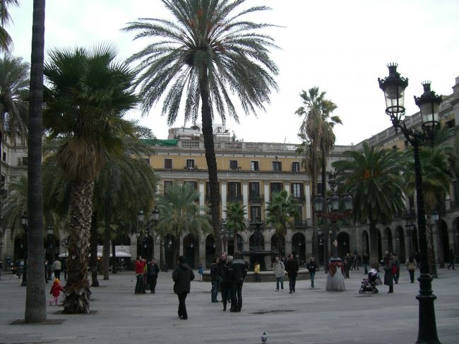 さてさて、わたしの荷物は届いてるかな〜。期待して宿に戻るとまだ着てないよとオーナー。なーにー！！<br />午後届けるっていったくせに〜。こうなったら空港に行って直回収だ！ってことで荷物回収してきましたよ。交通費がーー。でも背に腹は代えられないわけで、もどってきただえありがたいのかも。ポジティブシンキングでいきます。