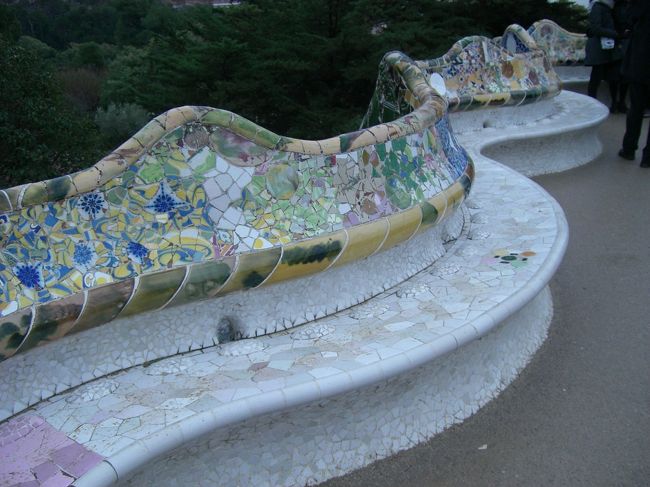 色も形も面白いベンチ。