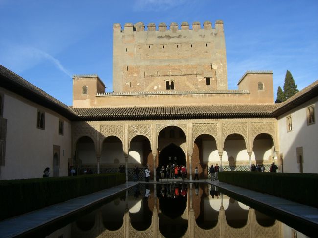 楽しかったバルセロナを後ろ髪ひかれる思いで後にし、夜行バスでグラナダに向かいます。１２時間の長旅。最初満席でしたが、途中から人が降りて少なくなったので、２人シートを占領して就寝。おきるとグラナダでした。<br />即効で宿を決め、日本から予約しておいたアルハンブラ宮殿にいきます。