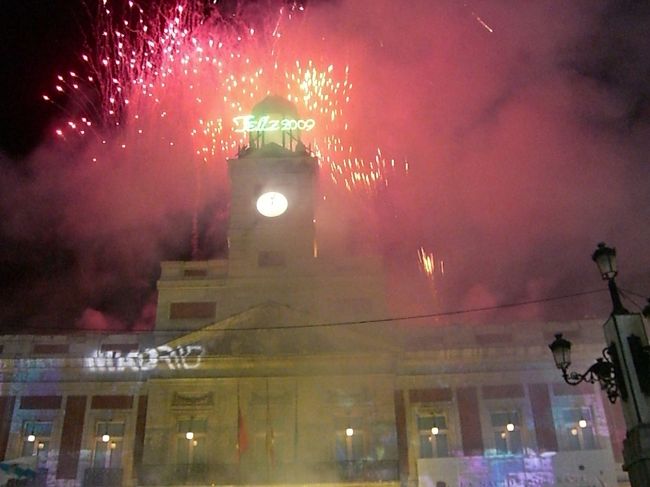 グラナダ→コルドバorマドリードで迷っていましたが、新年は派手に迎えたかったので、首都マドリーへ！ソル広場に行くとすごい人！新年のカウントダウンはにぎやかに、花火も！Happy New Year!!!<br />でもお財布をすられないように注意☆
