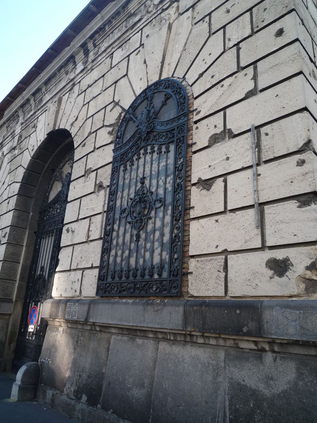 王宮付近の建物<br /><br />壁にはWW?のときにソ連軍に爆撃された痕が残っている…。<br /><br />ハンガリーは、多くの国や民族と闘っては領土を奪われたり、近代では戦争に負けてしまった国なのです。