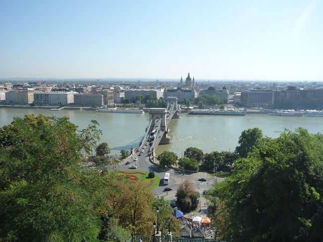 くさり橋とペスト地区<br /><br />王宮前の広場から☆<br /><br />晴れててとても見晴らしが良い!!