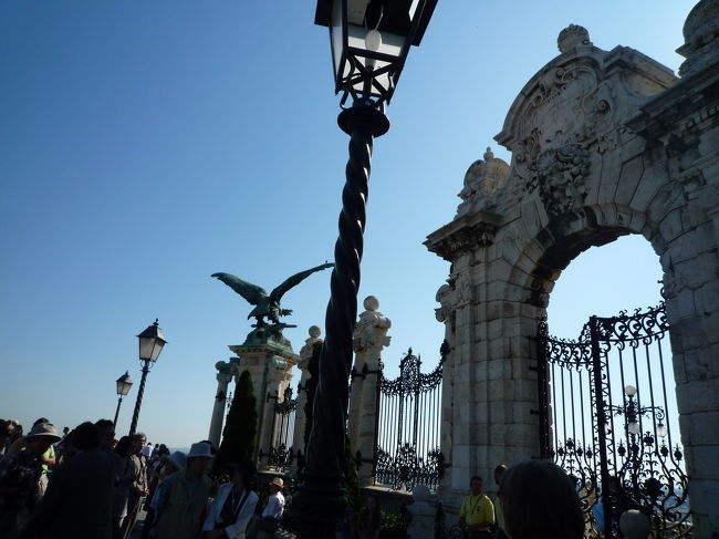 王宮<br /><br />左の鳥の像はハンガリー王朝を表す、リングをもったカラスです。<br />