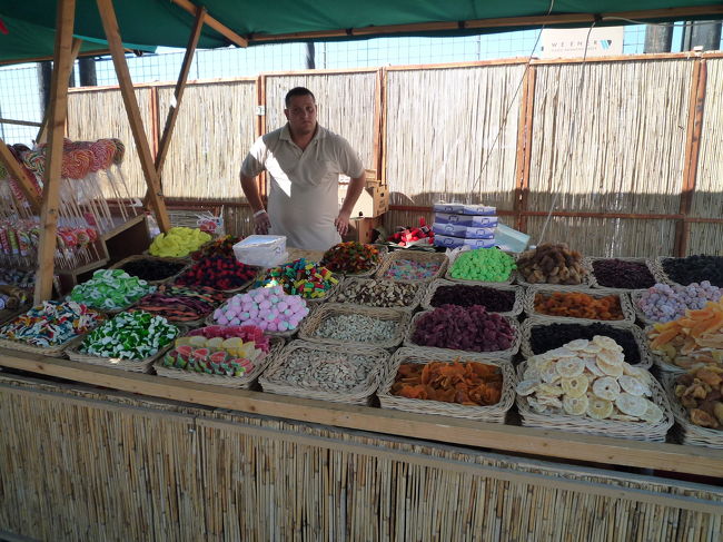 王宮近くのお菓子屋台<br /><br />カラフル〜♪