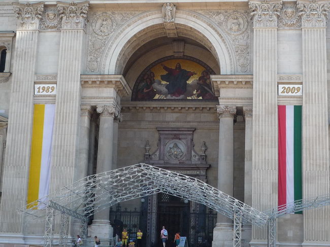 壁には、1989年と2009年の年号と旗<br /><br />今年は、ベルリンの壁が崩壊、ヨーロッパ社会主義国家の各地で革命が起こって20年でしたね。<br /><br />私の学年がちょうど1989年生まれ(平成元年)なので、なんとも奥深い印象を受けました。<br /><br />自分たちが生まれたころの世界は、究極に不安定だったんだなあ…。