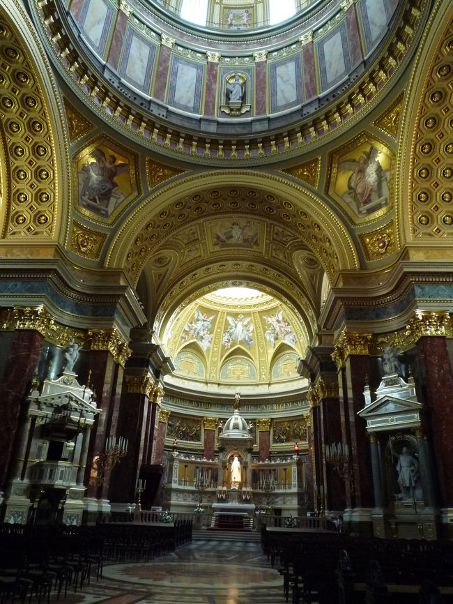 聖イシュトヴァーン大聖堂の内部<br /><br />ロマネスク様式建築とゴシック的な装飾で輝きを放っていました。