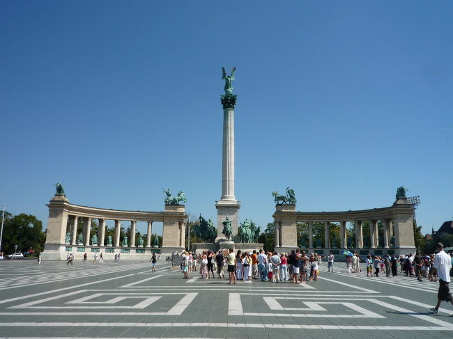 英雄広場<br /><br />建築1000年を迎えた年に、ハンガリーで行われた万博にあわせて作られた広場<br /><br />ハンガリーを守り、大きくしてきた偉大な人物たち12人が並び、35ｍある柱の上からは守護天使ガブリエルが見下ろして、今でもハンガリーを見守り続けているような感じがする。