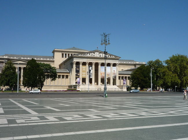 英雄広場横の西洋美術館<br /><br />ギリシア神殿風の建築