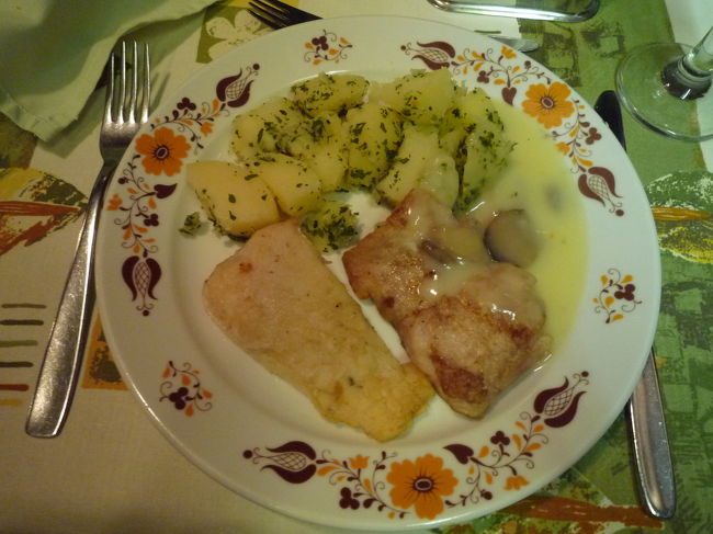 昼食<br /><br />キャベツのサラダ<br />白身魚のソテーとジャガイモ<br />白ソースがおいしかった◎