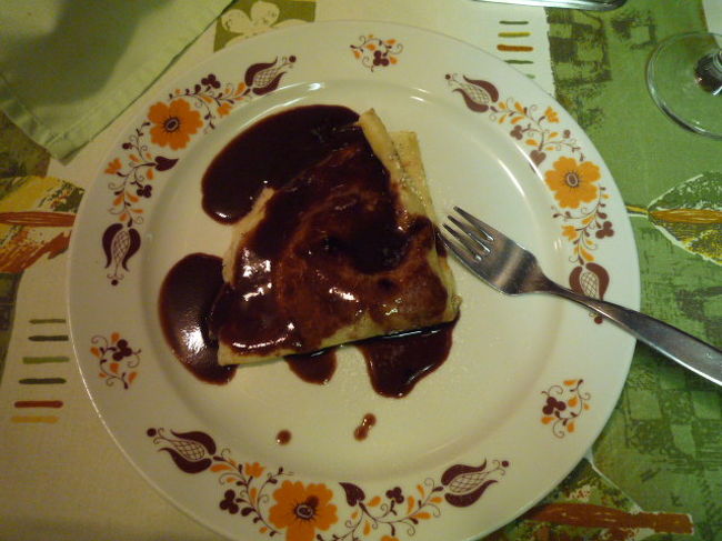 食後のパンケーキ<br /><br />中身は、穀物かナッツを砕いたソースが入っていた