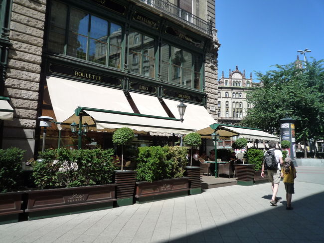 地元のカフェ<br /><br /><br />ヨーロッパでは、天気がいい日はオープンテラス席に座って、コーヒーやビールを飲むのが定番ですね♪<br /><br />気持ちよさそう!!