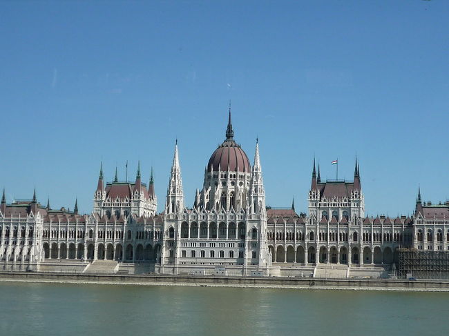 国会議事堂<br /><br /><br />ドーム部分はロマネスク様式<br /><br />尖塔などはゴシック様式<br /><br />世界で6番目に大きな国会らしいです。<br />(一位はイギリス)