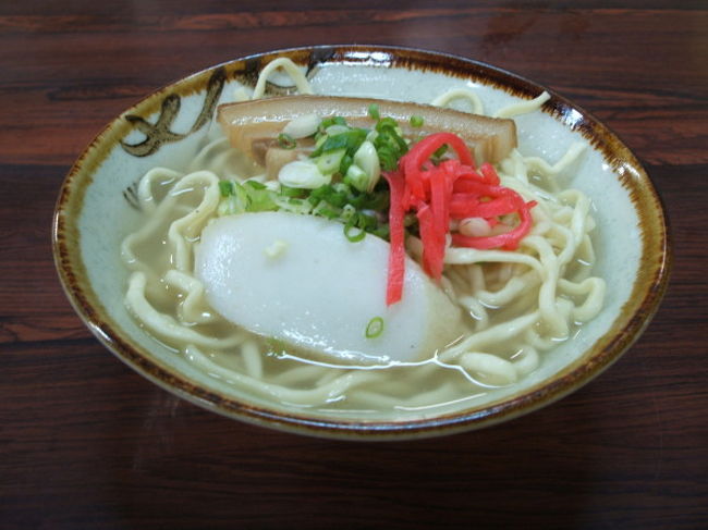 沖縄そば<br />市場の食堂にて