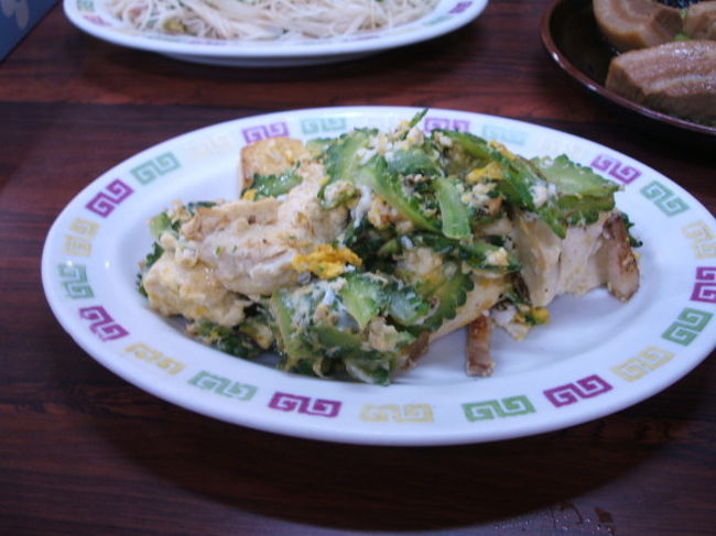 ゴーヤチャンプルー<br />市場の食堂にて