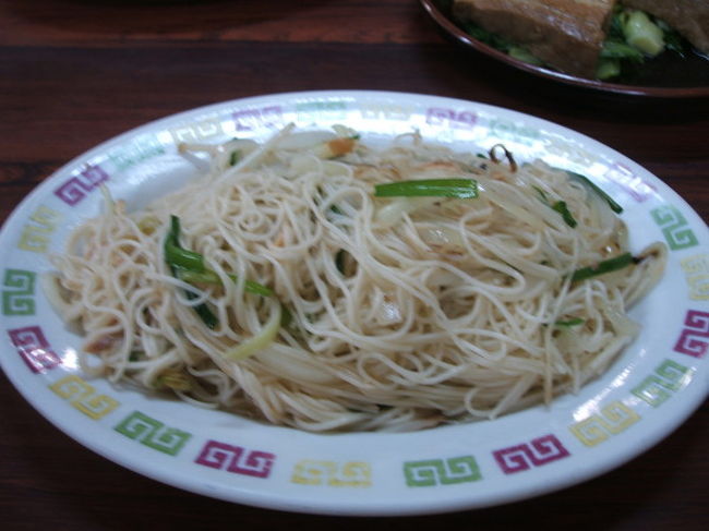 そして<br />そーみんチャンプルー<br />市場の食堂にて<br /><br />ビバ炭水化物♪<br />これにセットのご飯とあーさ汁。。。<br />満腹