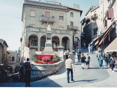 小高い山の上に街があります