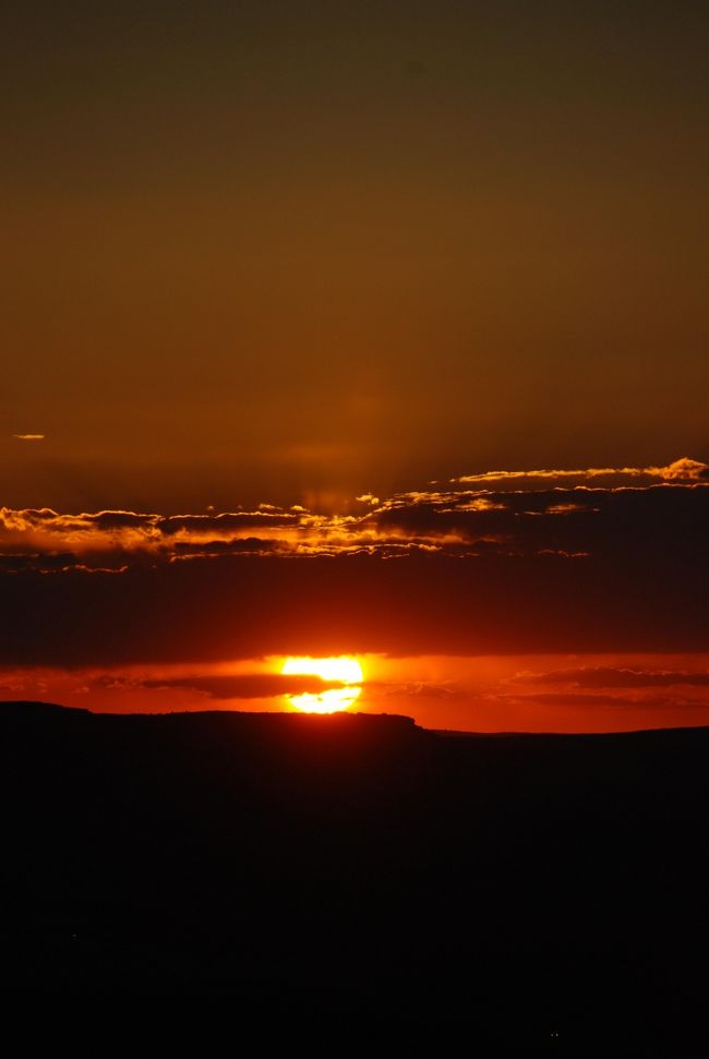 部屋の反対側廊下にある共同テラスから見えた夕日。<br /><br /><br />真っ赤に、輝いていました。　♪<br /><br /><br /><br />○本日の走行距離：55マイル（88km）<br /><br />