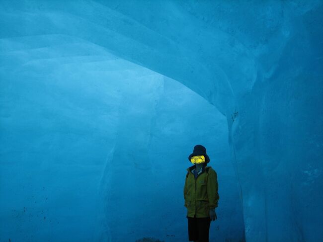 　7フランの入場料を払うと、ローヌ氷河をくりぬいたトンネルに入れます。<br />　氷河の表面は、決して綺麗とは言えませんが、内部は写真のように青く輝いています。