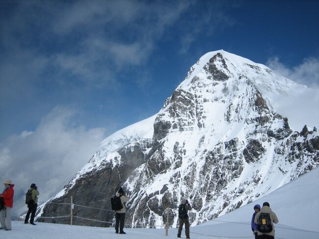 　そこで、もう一つの見所のプラトー展望テラスに出てみると、前よりも視界が開けてきています。<br />　セーターとカッパで完全武装して粘っていると、雲が切れて写真のメンヒが姿を現してきました。これで満足と、展望台の建物内に撤退したのは言うまでもありません。