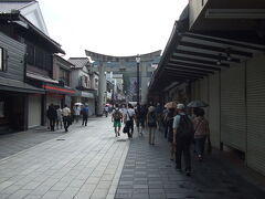 駅から太宰府天満宮までは歩いて５分程、駅から参道が続きます。