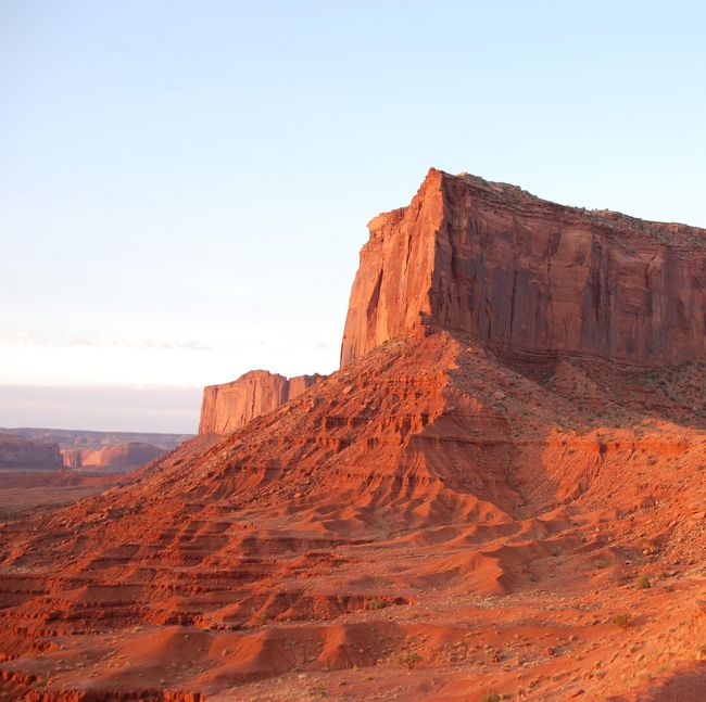 テラス右側に見えた岩山。<br /><br /><br />真っ赤に染まっています。