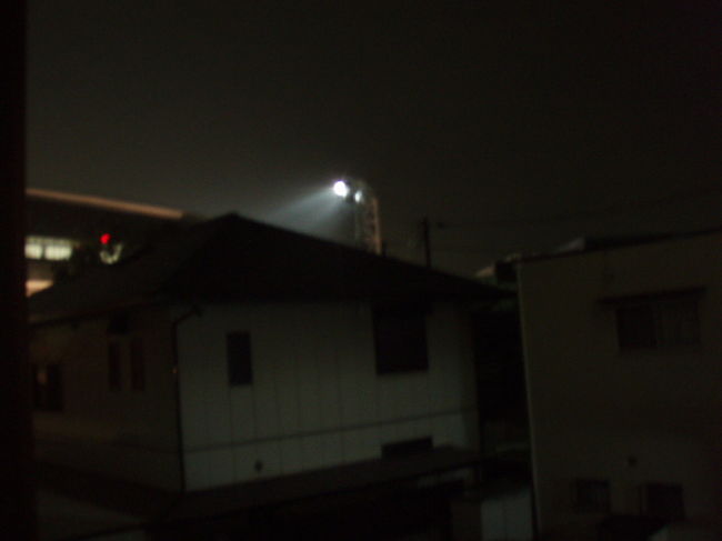 宿泊したホテルの部屋から見る甲子園。<br />わずかに見える光は一塁アルプスの照明です。<br /><br />試合後一時間ぐらいでしょうか。もうこの頃には雨が本格的に降っていました。<br /><br /><br /><br />