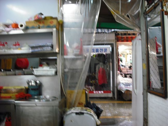 「釜山→済州島」のフェリーを予約<br />「三原荘」に荷物を預け<br />大雨の中、食事＆買出しへ<br /><br />激しく降る雨のため<br />「アリラン通り」の名物屋台や<br />他の屋台も出店してなくて<br />出前をするこのお店は<br />ひっきりなしに電話が鳴り大忙し