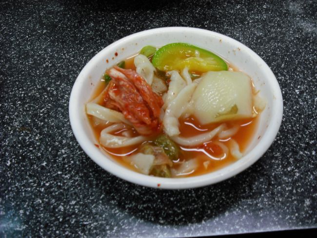 自分好みに味を付け<br />いただきま〜〜す<br /><br />思ったよりコシがある麺で、美味しいっ